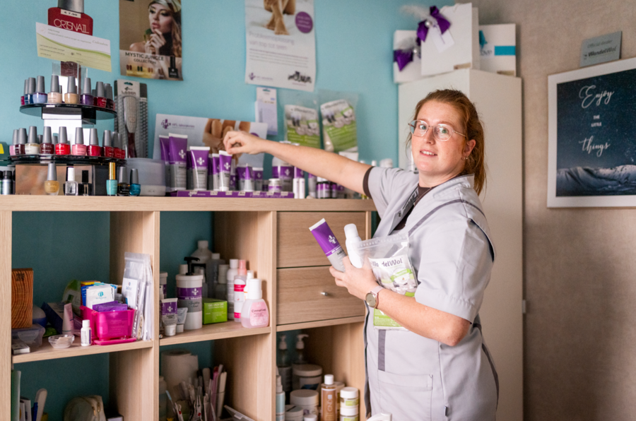Portretfoto van Anke in haar thuiszaak, gespecialiseerde voetverzorging Portretfoto van Anke in haar thuiszaak, gespecialiseerde voetverzorging