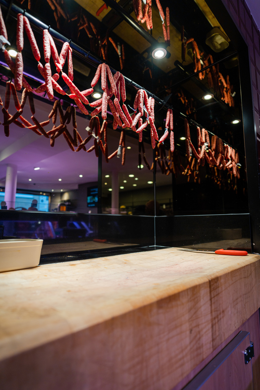 Slagerij Goeminne: droge worsten die ophangen Slagerij Goeminne: droge worsten die ophangen