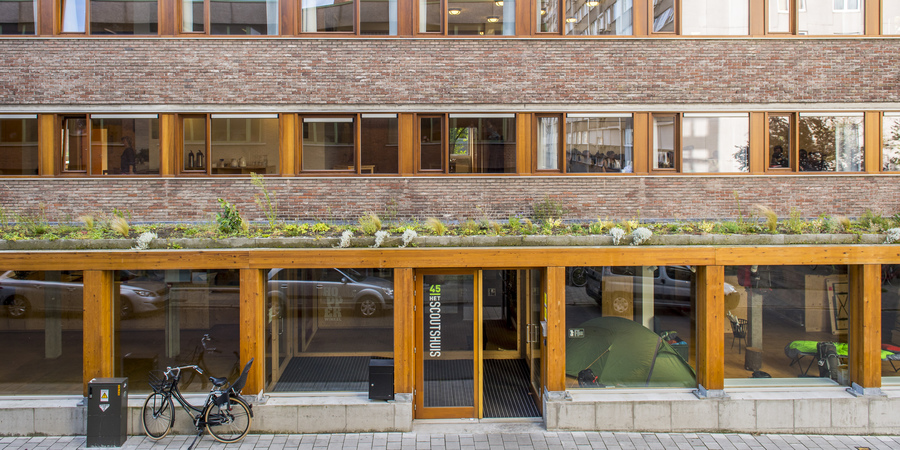 Zicht van natuurdak vanop straat Zicht van natuurdak vanop straat