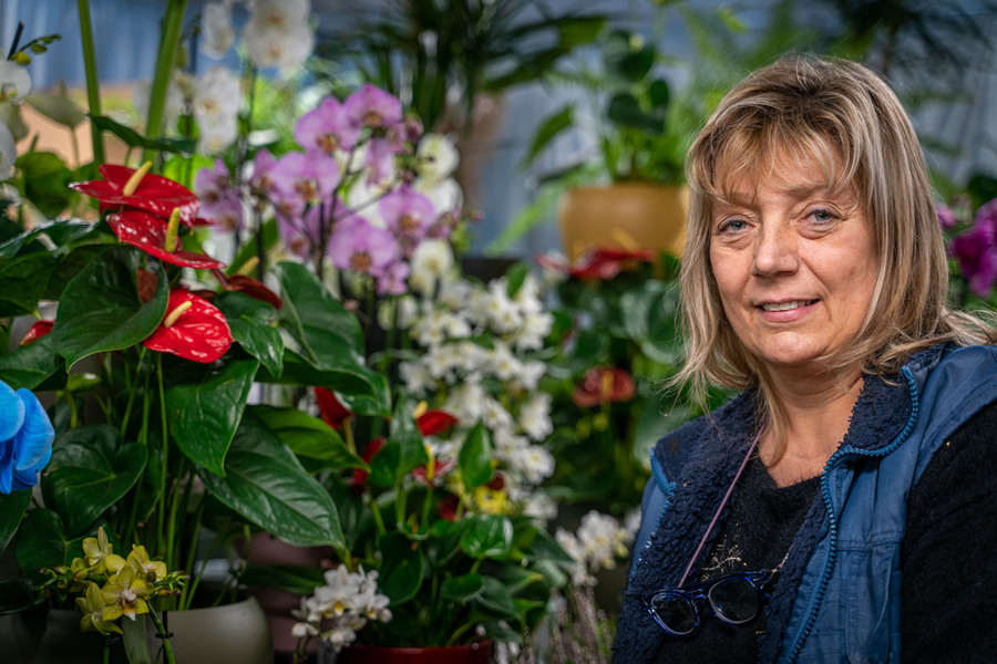 Diane bij haar bloemen