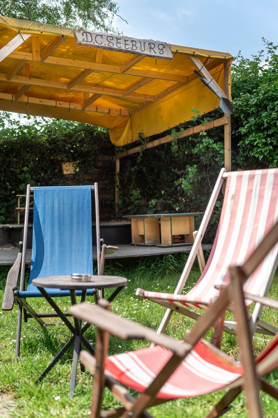 Ligstoelen in de tuin
