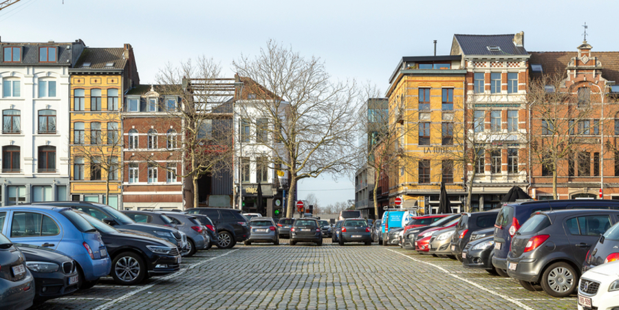 Geparkeerde auto's op de Gedempte Zuiderdokken Geparkeerde auto's op de Gedempte Zuiderdokken