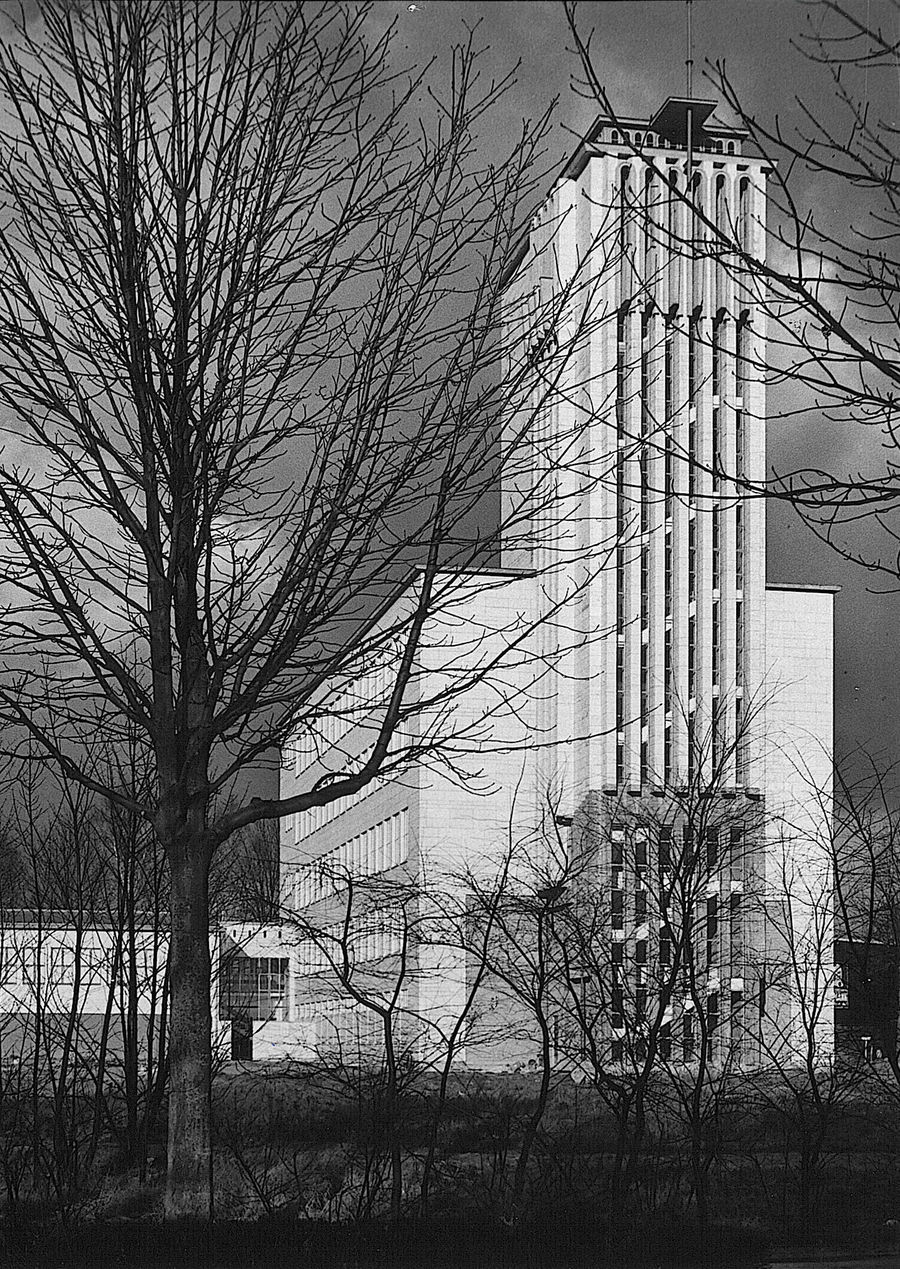 De zuidzijde van het afgewerkte kantoorgebouw en  toren, nog vóór de bouw  van het representatief  gedeelte.
