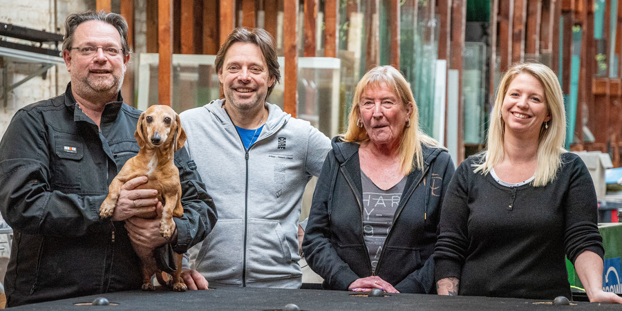 Vier familieleden die poseren in hun atelier