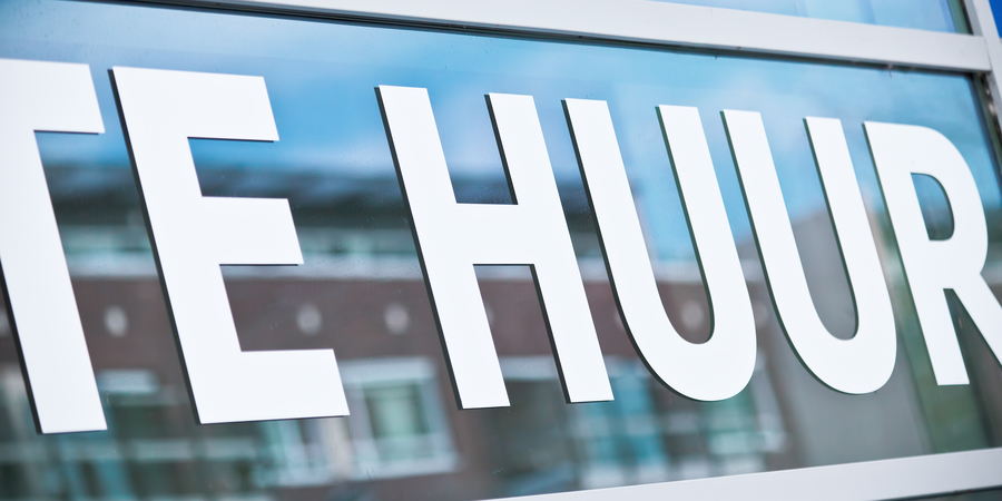 De woorden 'te huur' op een venster gekleefd. De woorden 'te huur' op een venster gekleefd.
